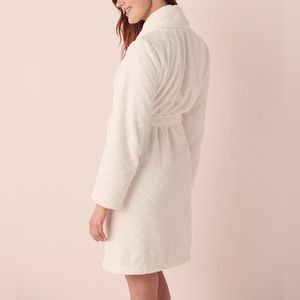 EUC Soft Plush Robe white LA VIE EN ROSE - SIZE SMALL